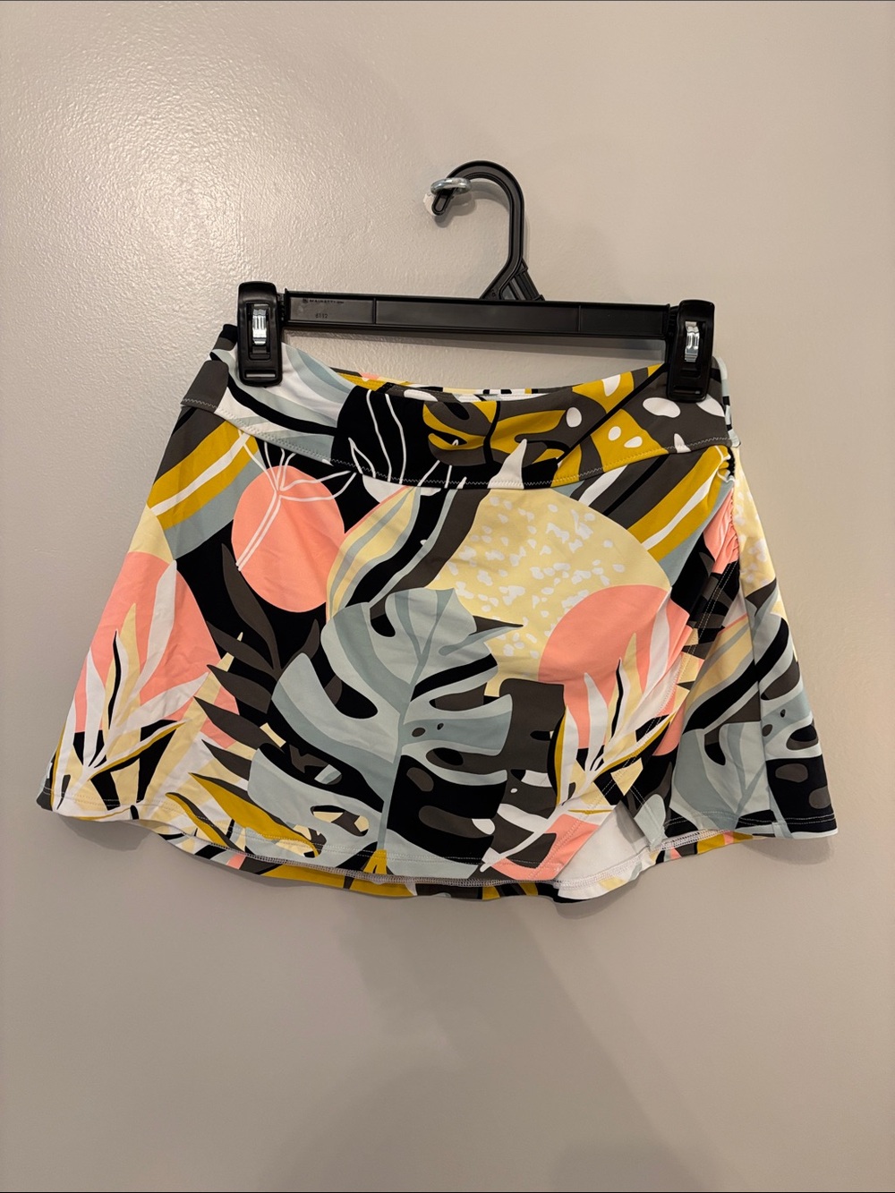 CALIA by Carrie Underwood Tropical Print Active Skort in Coral, Yellow & Black